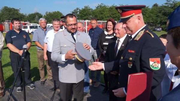 Tiszteletbeli tűzoltóvá avatták Gyopáros Alpát országgyűlési képviselőt