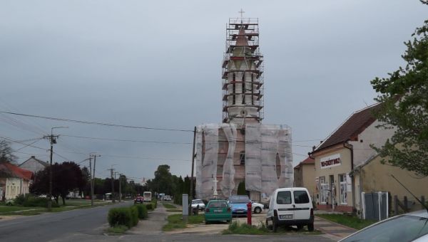 Visszahelyezték a keresztet a beledi katolikus templom tornyára